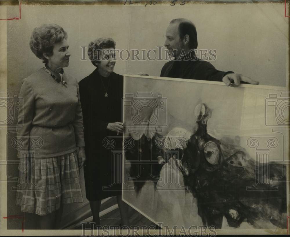 1974 Press Photo Artist Barry Scott showing his winning painting to others - Historic Images