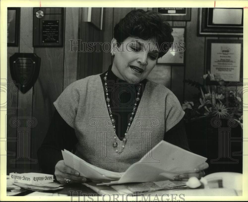 1988 Press Photo Veronica Salazar sitting at her desk at Express-News, Texas - Historic Images