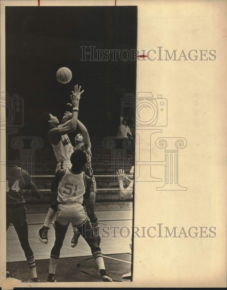1976 Press Photo Basketball players jumping for ball at Jefferson High School- Historic Images