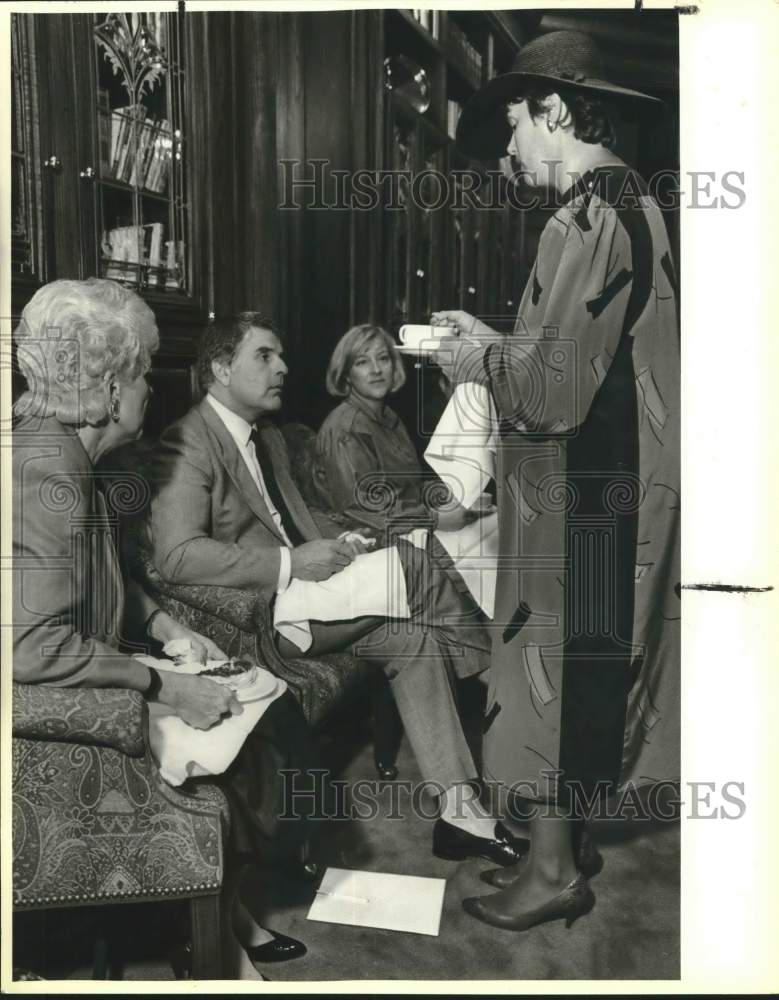 1986 Press Photo Phil Romano gets a lesson in etiquette from Nancy Brans, Texas - Historic Images