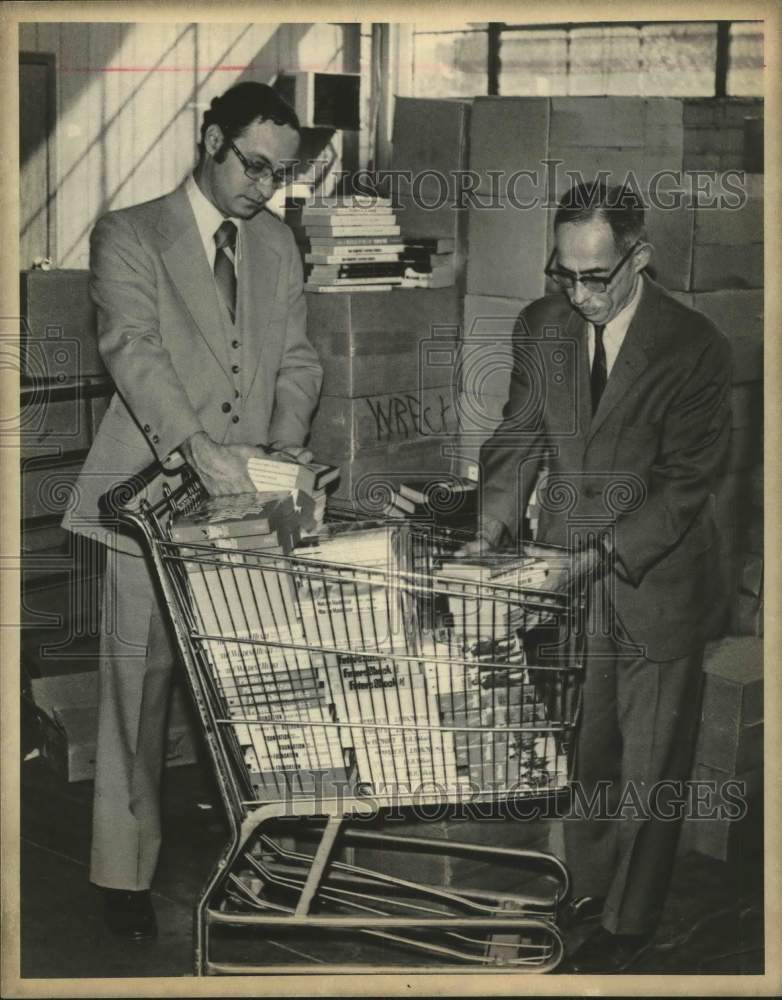 1977 Press Photo Fred Rodriguez and Stanford Weiner at Weiner News, Texas - Historic Images