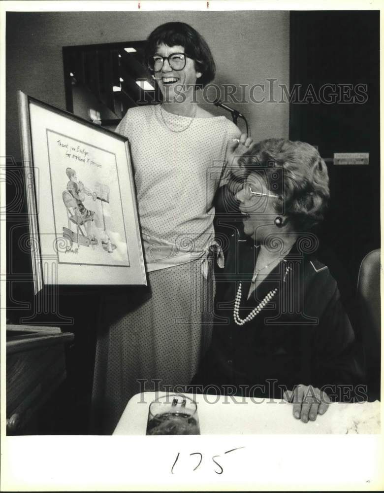 1987 Press Photo Artist Jean Rosow presenting Evelyn Berg with drawing, Texas - Historic Images