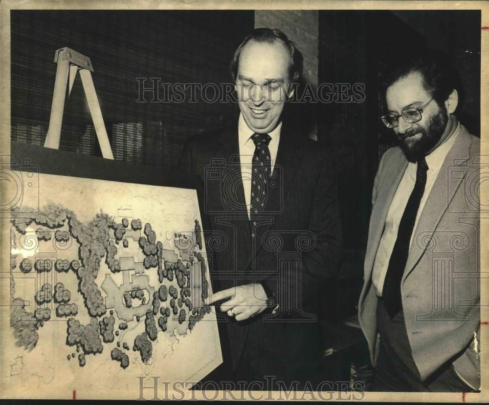 1982 Press Photo Jack Rodgers, George Parrino with plan of new art school, Texas - Historic Images
