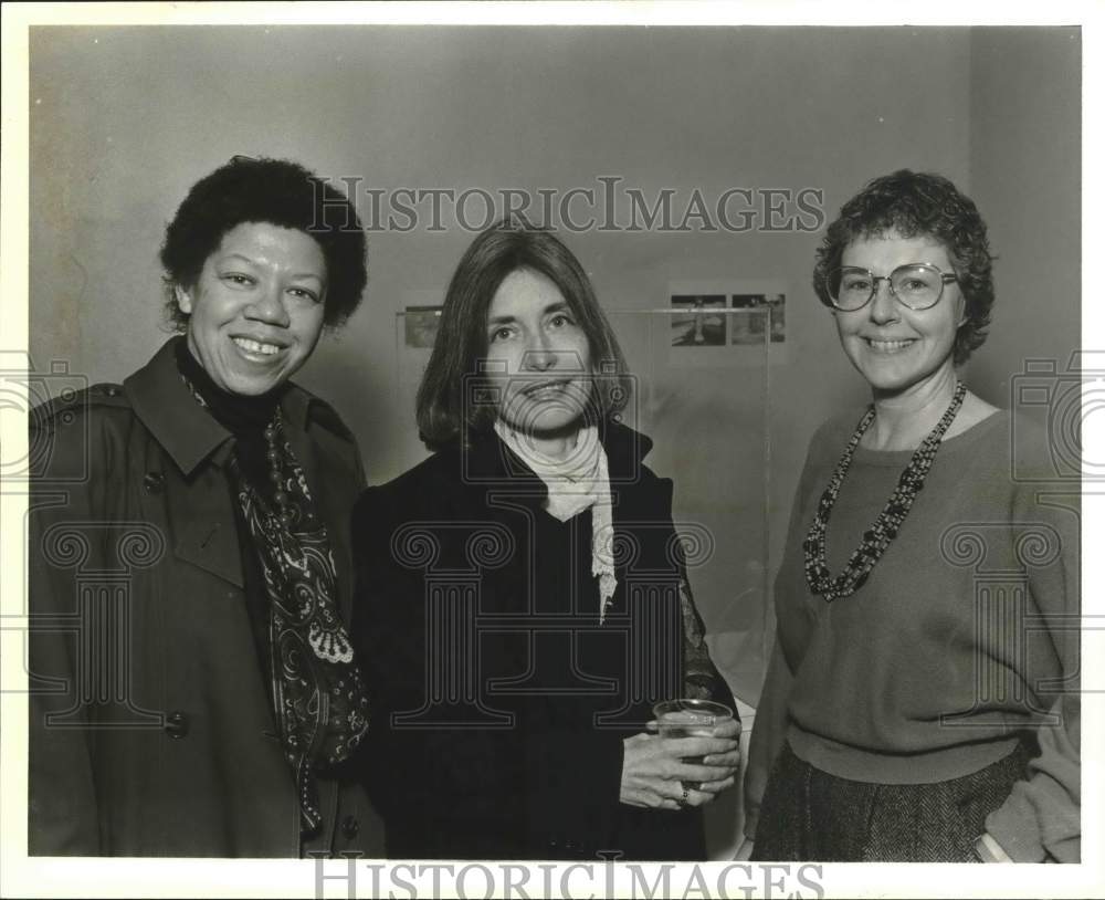 1988 Press Photo Jan Rowe with others at Carver Community Cultural Center, Texas - Historic Images