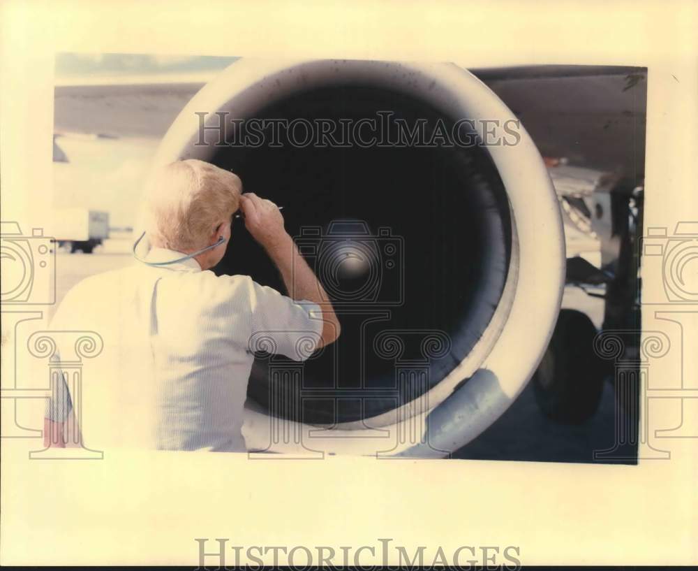 1989 Press Photo FAA inspector inspecting engine of aircraft - saa26969 - Historic Images