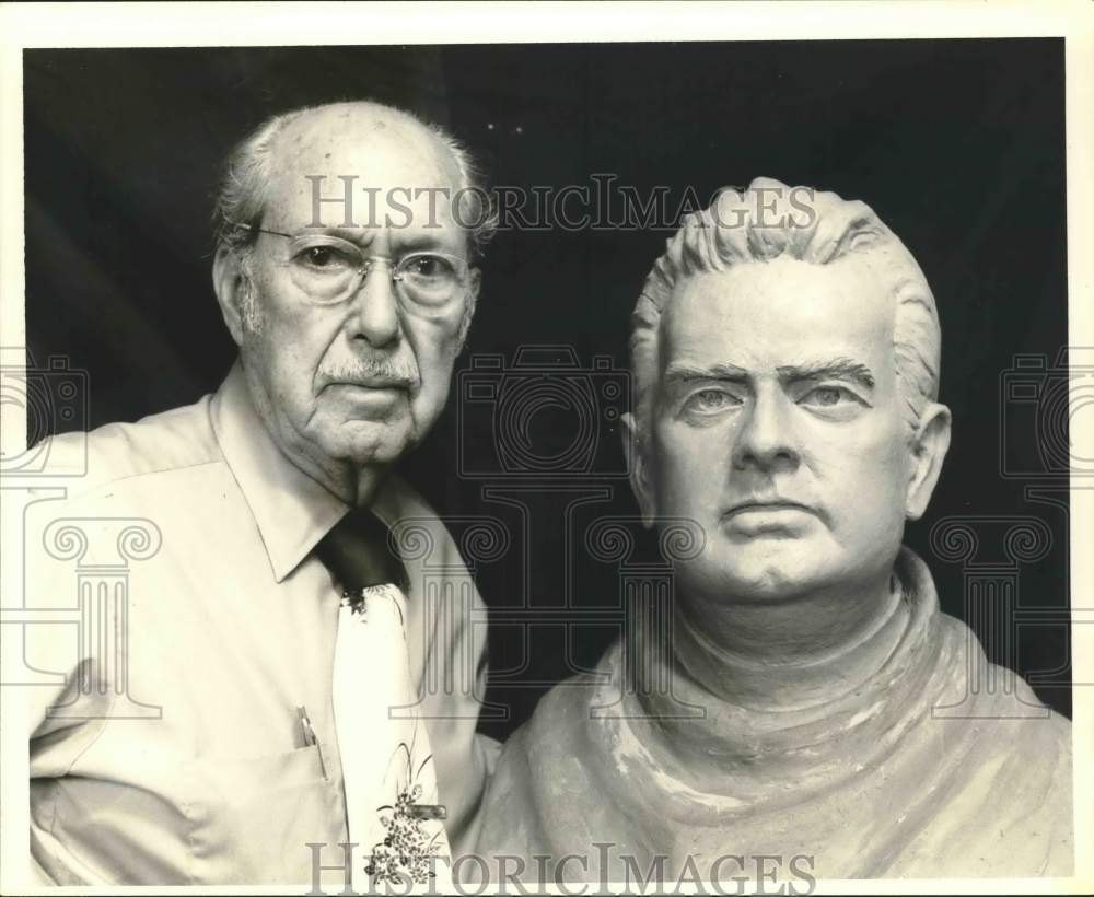 1974 Press Photo Sculptor Louis Rodriguez with one of his sculptures - Historic Images