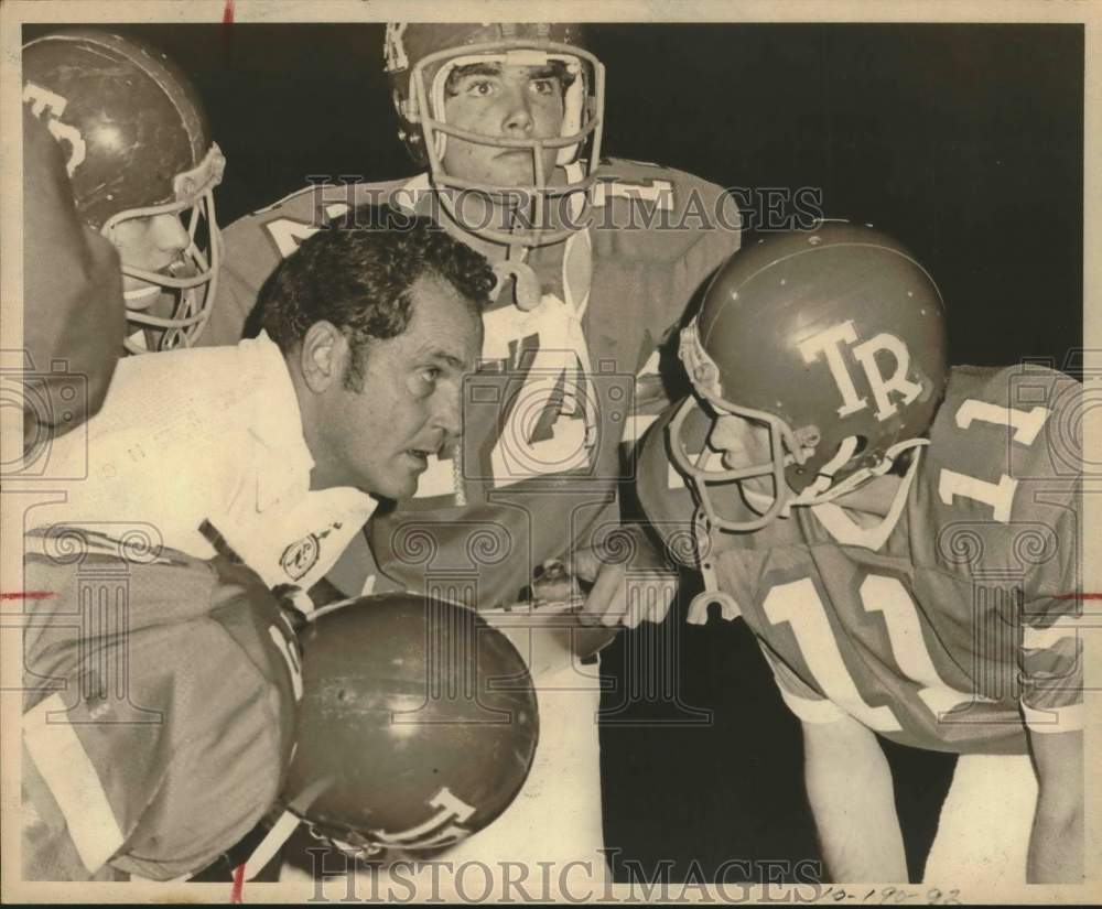 1974 Press Photo Roosevelt Head Derral Davis and team quarterbacks, Texas- Historic Images