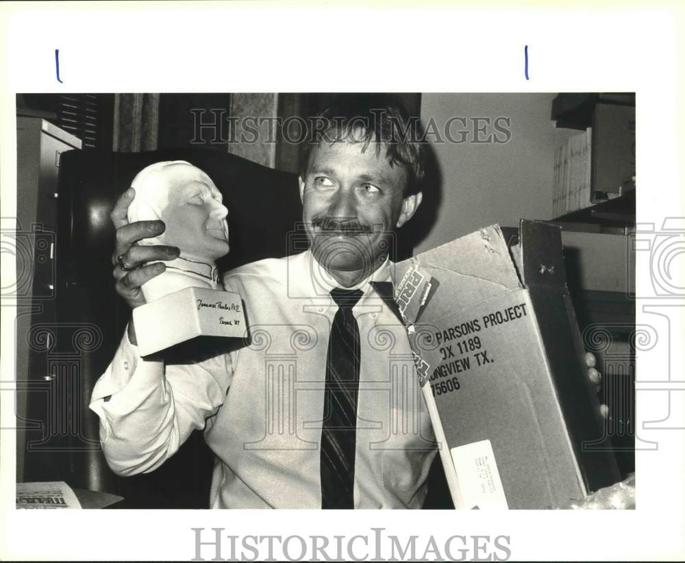 1974 Press Photo Jay Rosser holding bust of Pope - Historic Images
