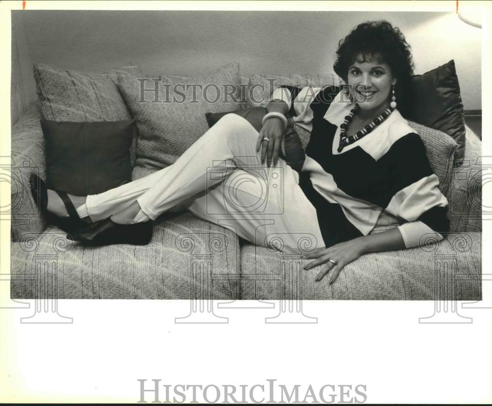 1985 Press Photo Pam Young modeling fashion clothing, Texas - Historic Images