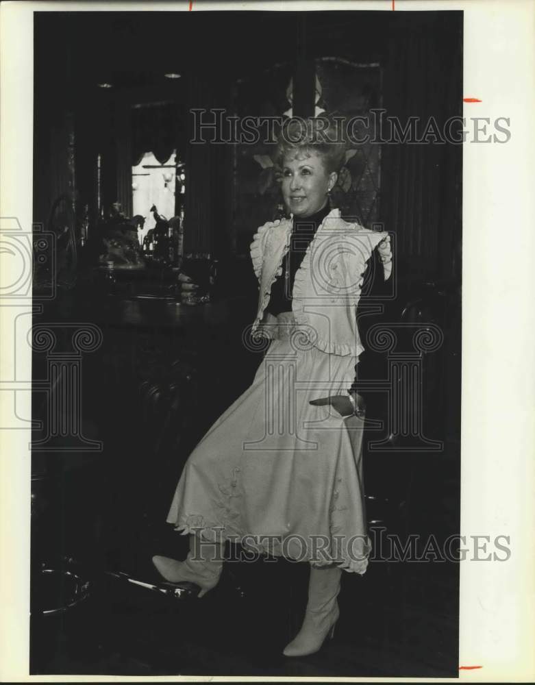 1985 Darolyn Worth modeling western fashion - Historic Images