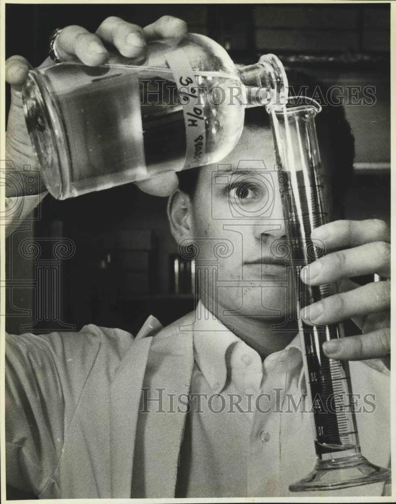 1988 Press Photo Student Karl Rodriguez in science talent search, Texas - Historic Images