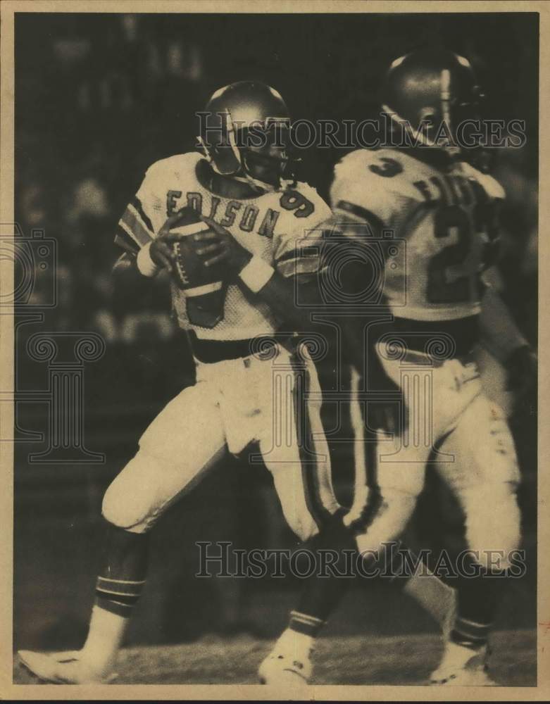 1979 Press Photo Edison&#39;s #9 Mike Cantu drops back FOP pass, Texas - saa27647 - Historic Images