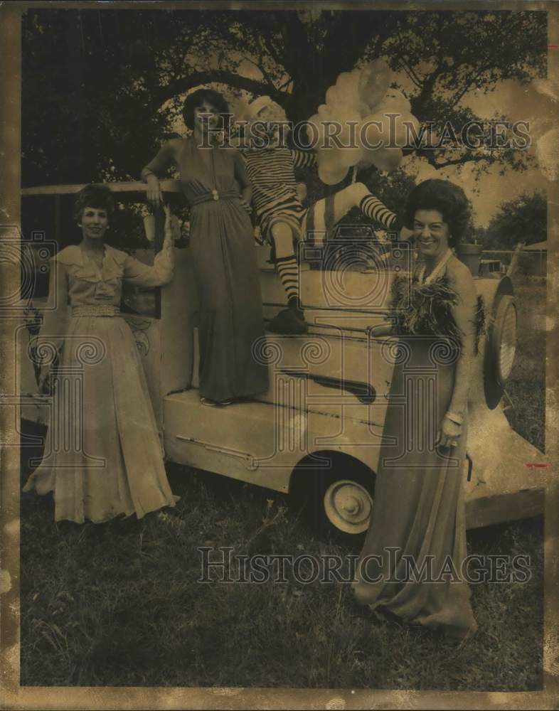 1975 Press Photo Southwest Foundation Gala guests standing next to train, Texas - Historic Images