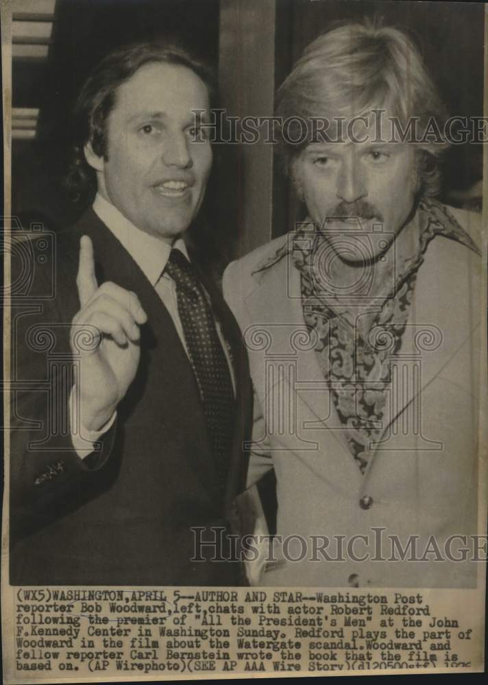 1976 Press Photo Robert Redford with reporter at Kennedy Center, Washington - Historic Images