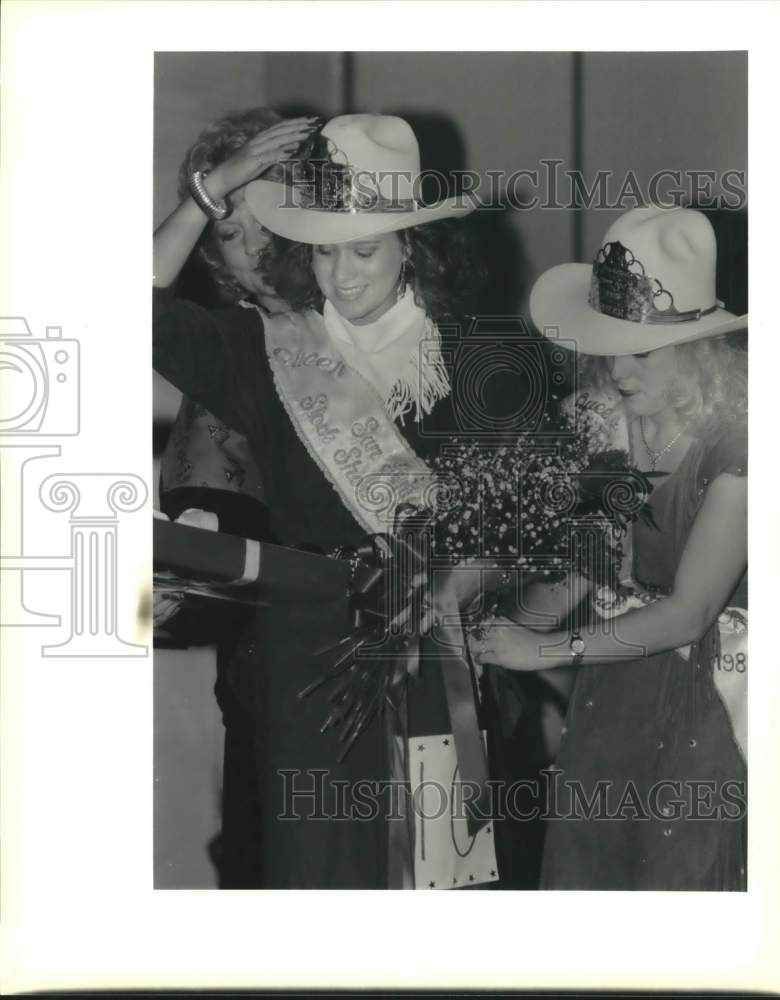 1988 Press Photo Stock Show Queen Debbie Kay Ogle with last years Queen, Texas- Historic Images