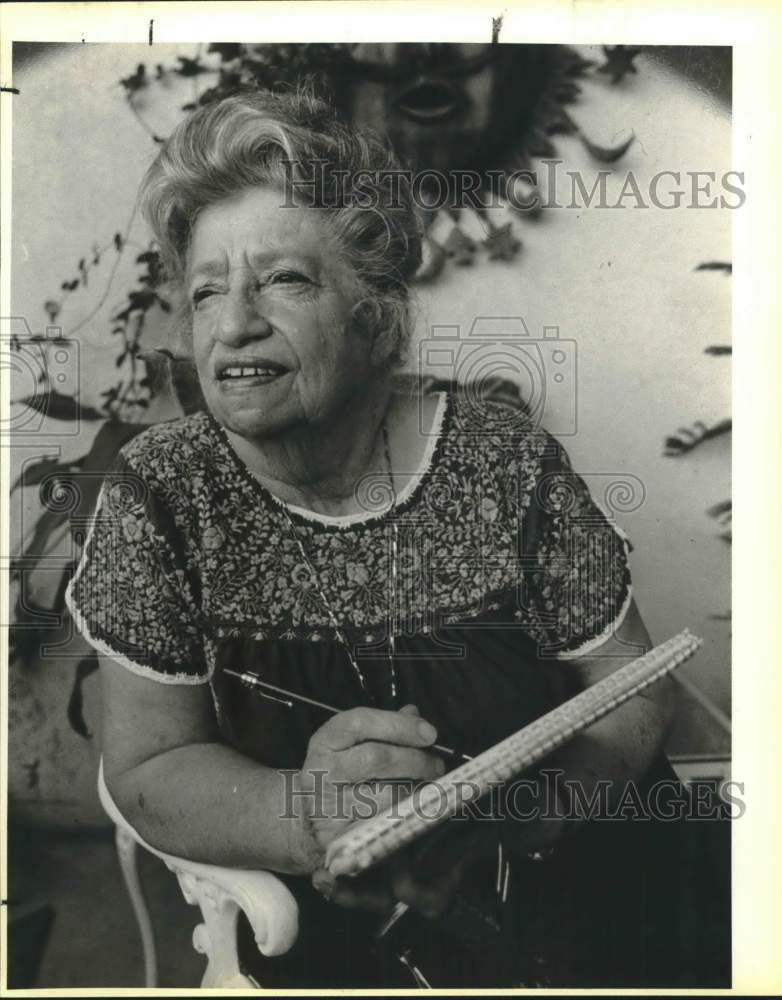 1986 Press Photo Artist Caroline Shelton with her sketch pad, Texas - Historic Images