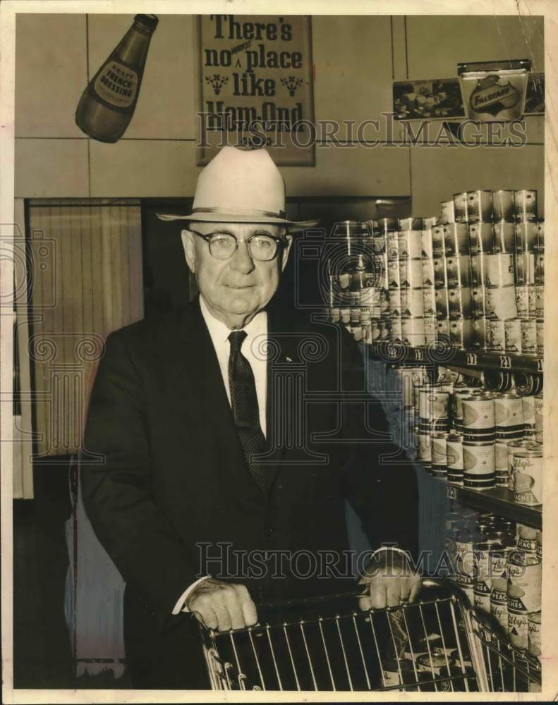 1949 Press Photo Com. R. L. Reader shopping in store - Historic Images