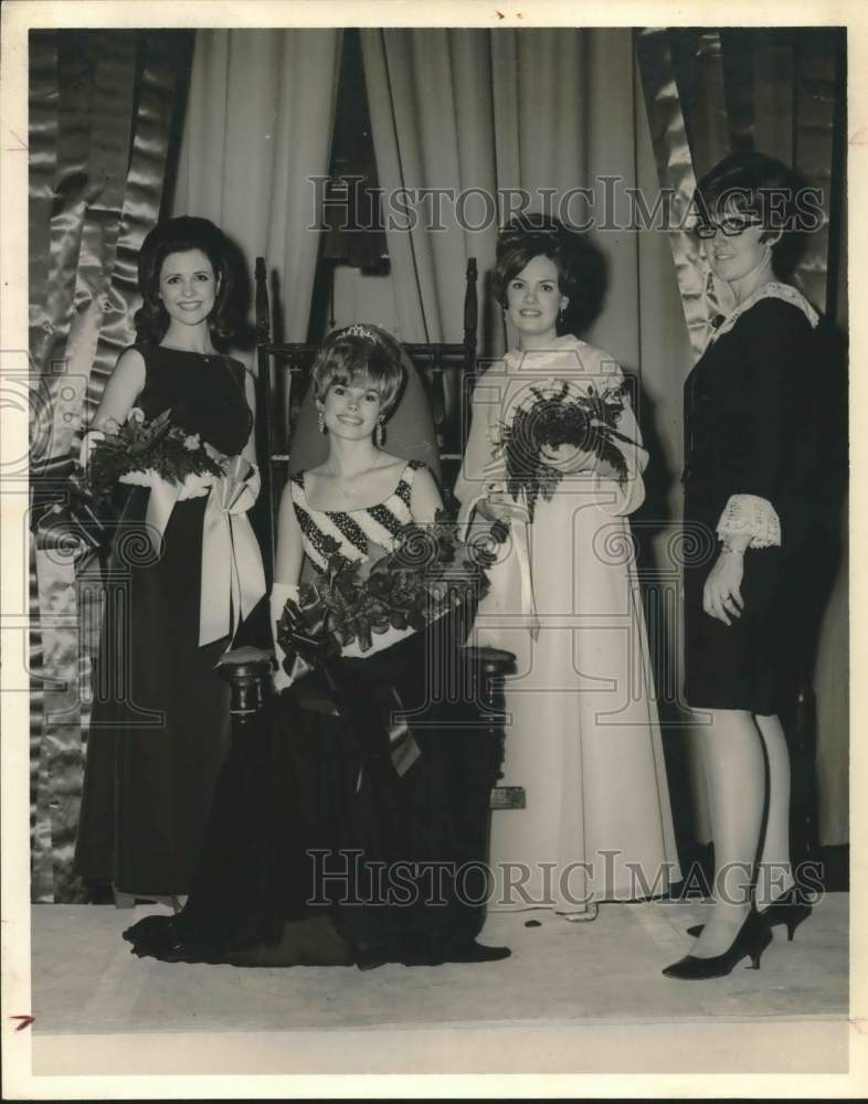 Press Photo Jo Wynne, All-College Beauty, with runner-up winners - Historic Images