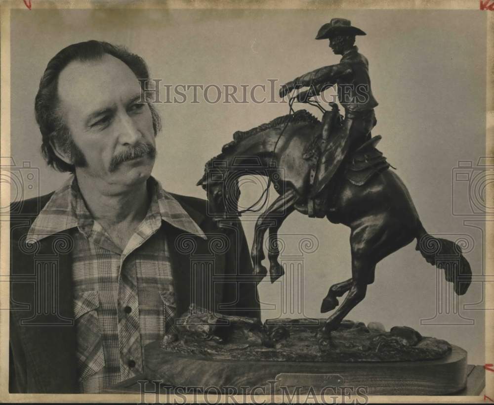 1979 Press Photo Billy Saathoff with his statute of cowboy on horse, Texas - Historic Images