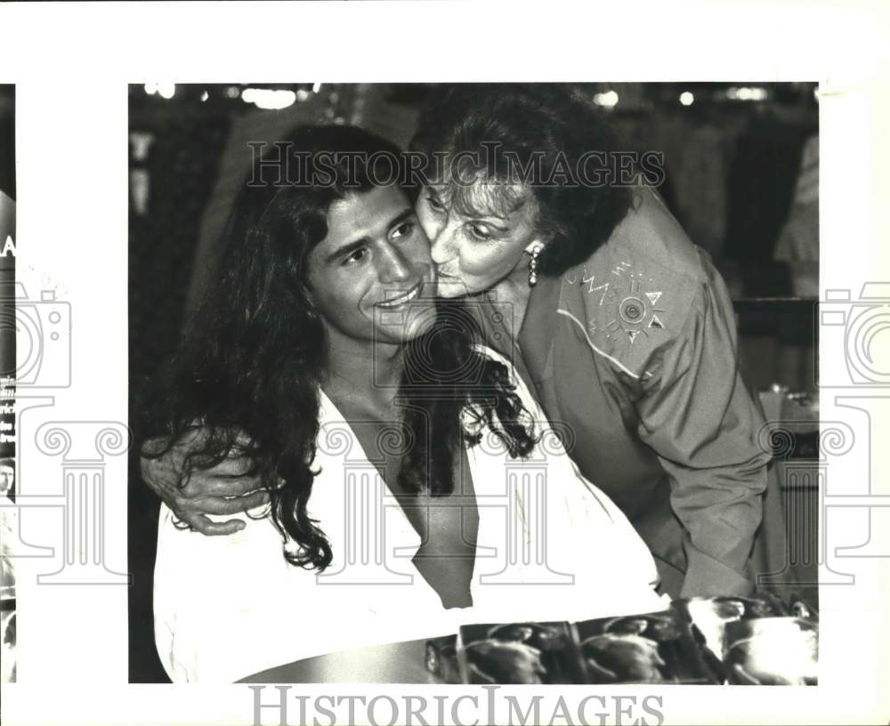 1994 Press Photo Model Steve Sandalis, the Topaz man, with Ruby Jordan, Texas - Historic Images
