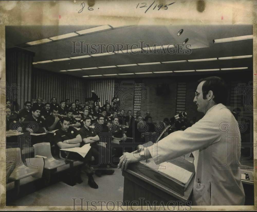 1973 Press Photo Dr. Charles Rockwood talks to future emergency personnel, Texas - Historic Images