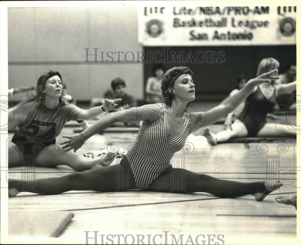 1984 Press Photo Shauhhesy Rodriguez with others in exercise class, Texas - Historic Images