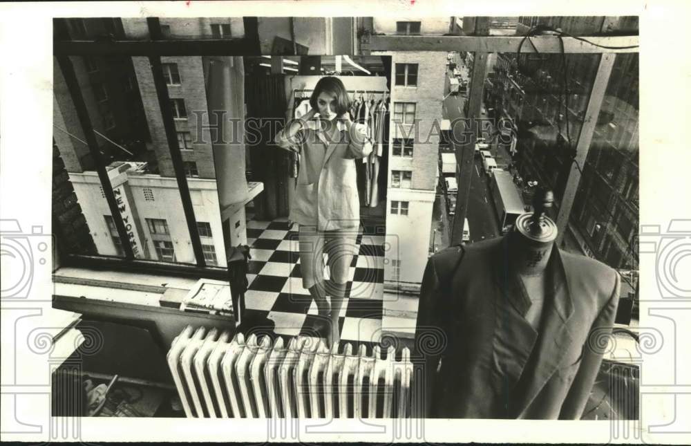1984 Press Photo Fashion Model Debra Sanzo adjusting clothing in  Studio Mirror - Historic Images