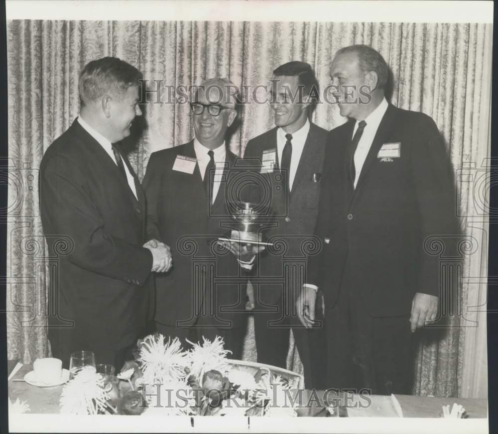 1971 Press Photo Gentlemen holding Sara Lee award - Historic Images