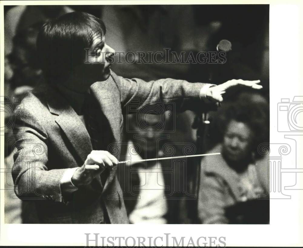 1986 Press Photo Andrew Schenck conducting free concert for seniors, Texas - Historic Images