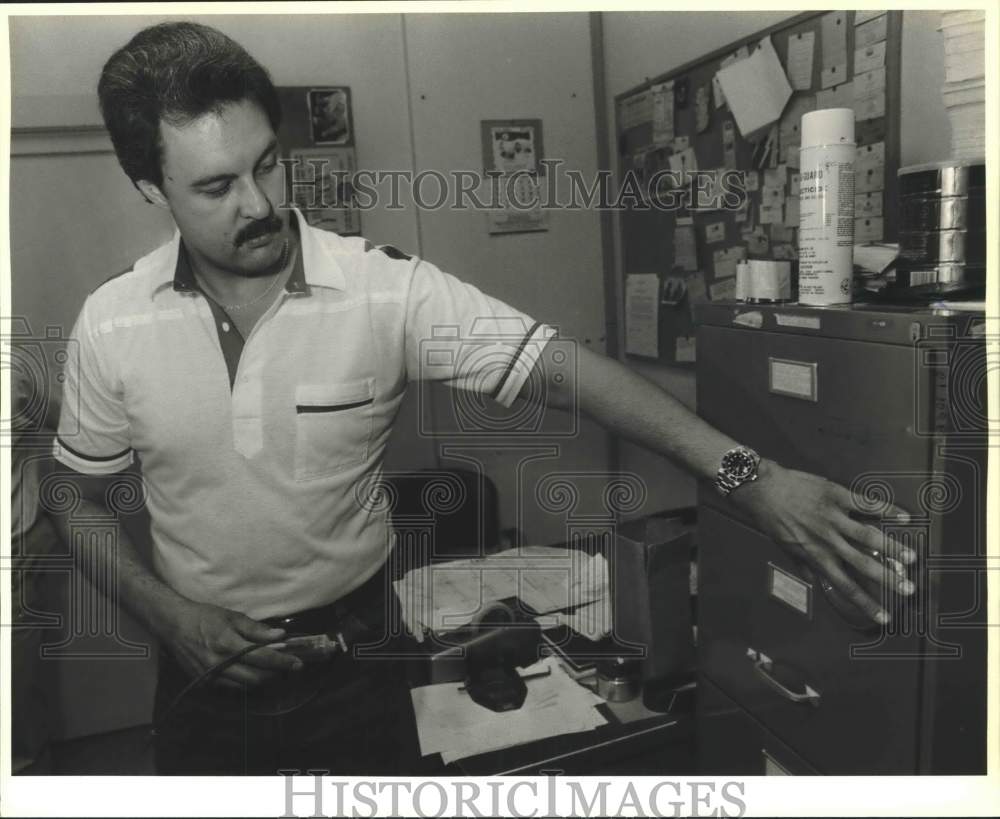 1986 Press Photo Robert Rowe demonstrating how a bomb works, Texas - Historic Images