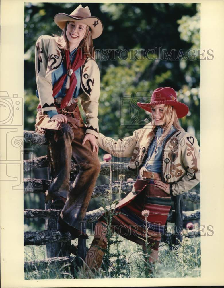 1993 Press Photo Models wearing designer Becky Patterson western fashions, Texas - Historic Images