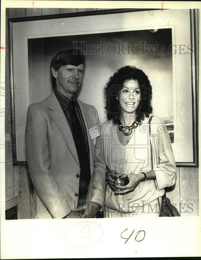 1986 Press Photo Artist Larry Gray with Cookie Block of Linens and Lace, Texas - Historic Images