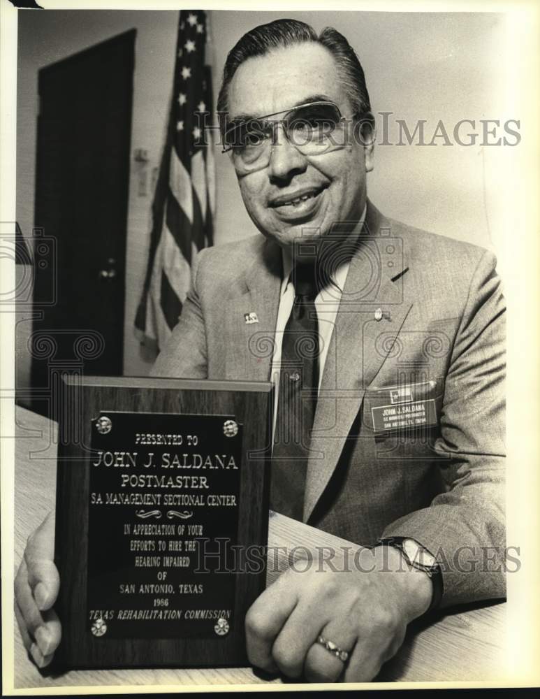 1986 Press Photo Postmaster given Texas Rehabilitation Commission award, Texas - Historic Images