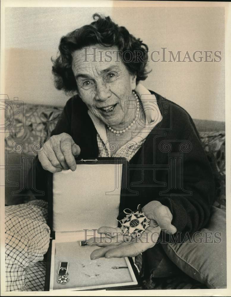 Press Photo Author Adela Rogers St. Johns holding medals - Historic Images