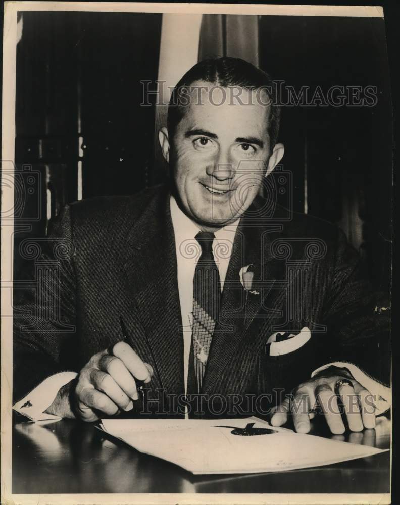 1955 Press Photo Governor Shivers signing document, Texas - Historic Images