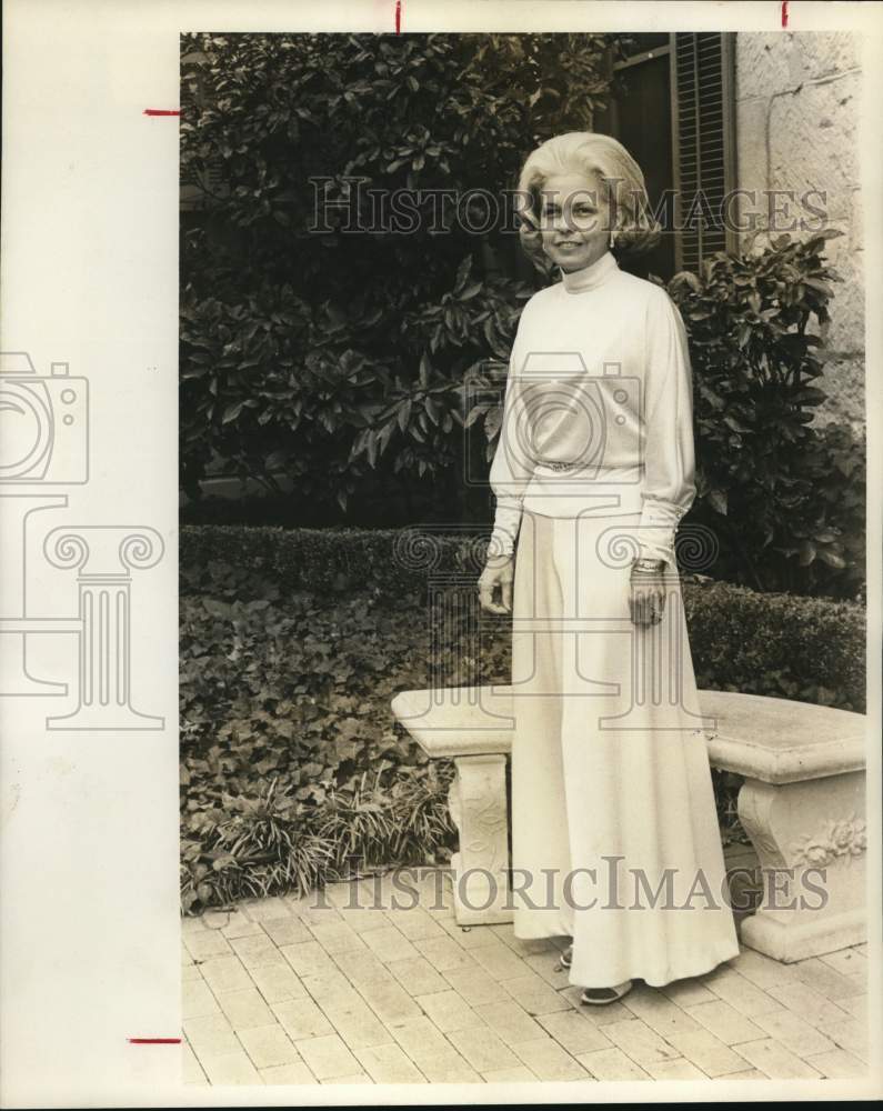 1972 Press Photo Mrs. W. W. Allgelt Jr. in fashion wear at Bright Shawl, Texas - Historic Images