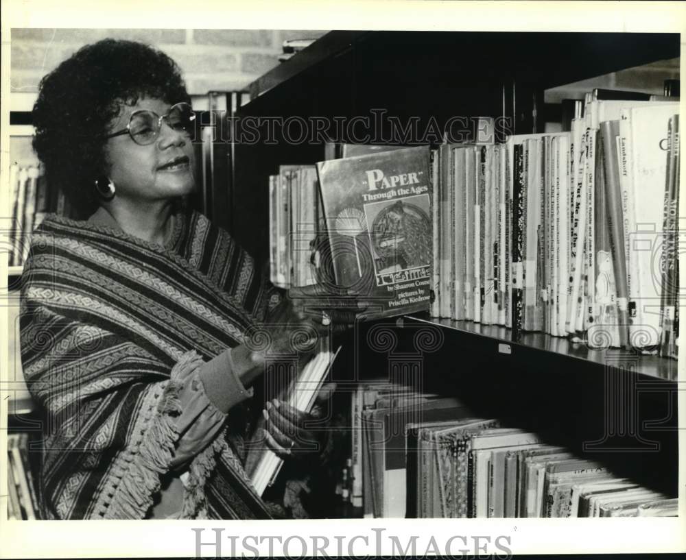 1990 Press Photo Majorie M. Odom, volunteer story teller at the library, Texas - Historic Images