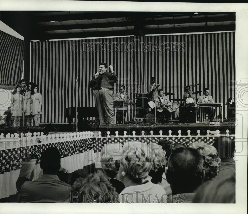 Press Photo TV host Kenny Price entertaining at Ohio State Fair, Columbus, Ohio - Historic Images