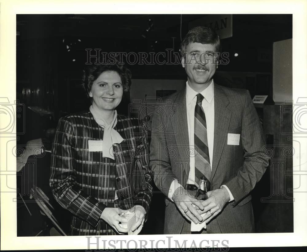 1987 Press Photo Shirley Richardson and DIck Justl at Institute of Texas Culture - Historic Images