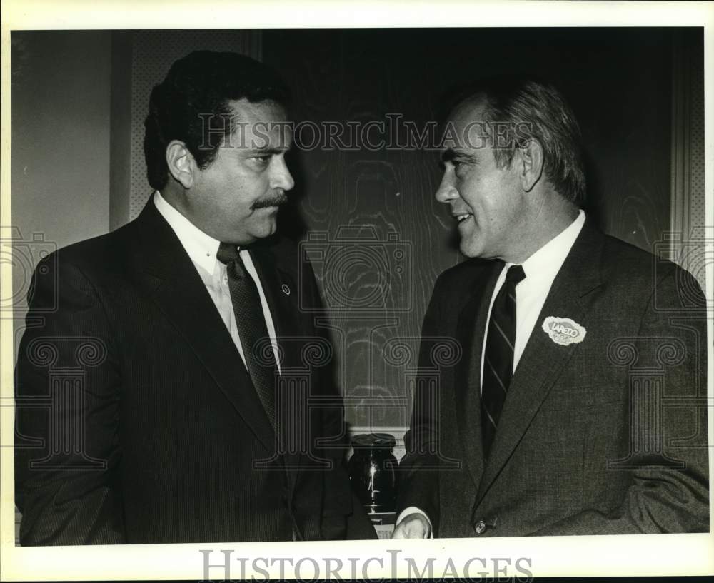 1985 Press Photo James Richardson Gonzales with L. R. Webber, Texas - Historic Images