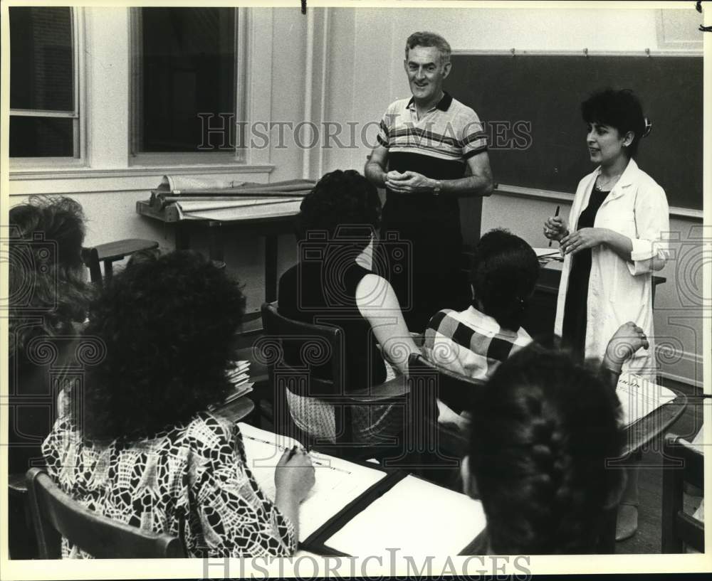 1987 Press Photo Rev. Jack O'Donoghue and class at Incarnate Word College, Texas - Historic Images
