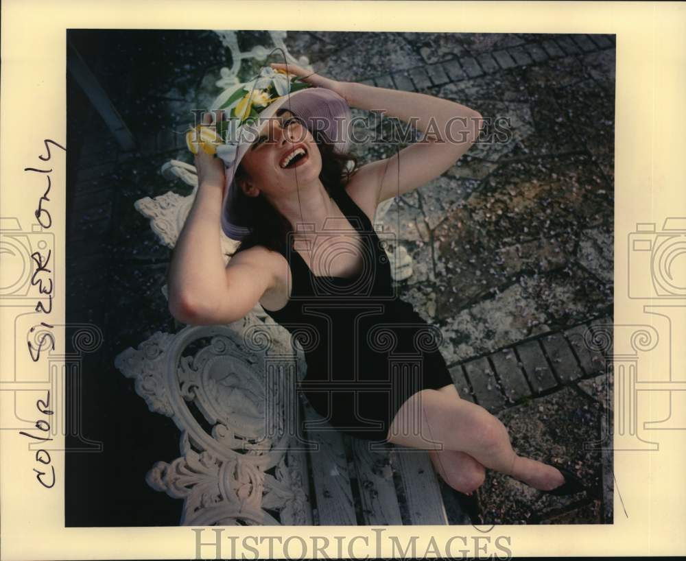 1994 Press Photo Lady modeling Easter Bonnet at E/N Studio, Texas - Historic Images
