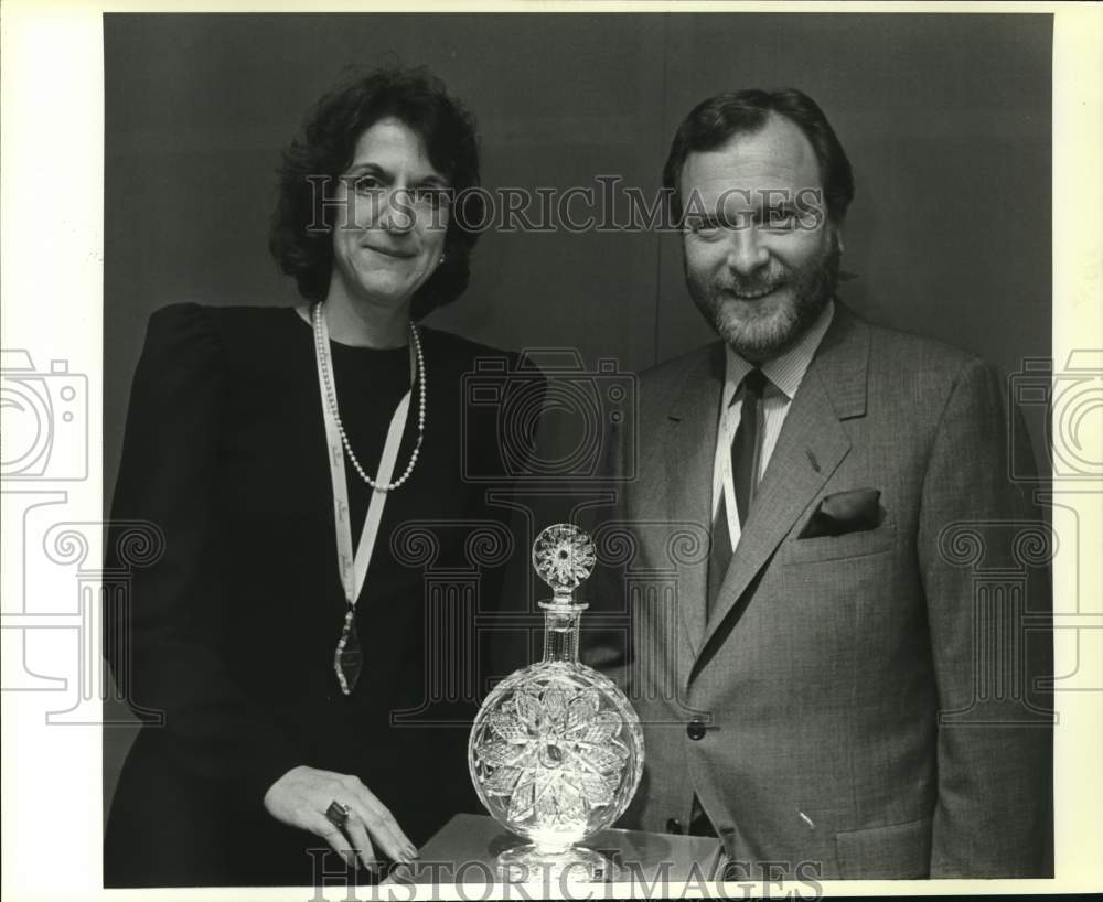 1987 Press Photo Rae Van Maanen with Joel Rath at Frost Bros., Texas - Historic Images