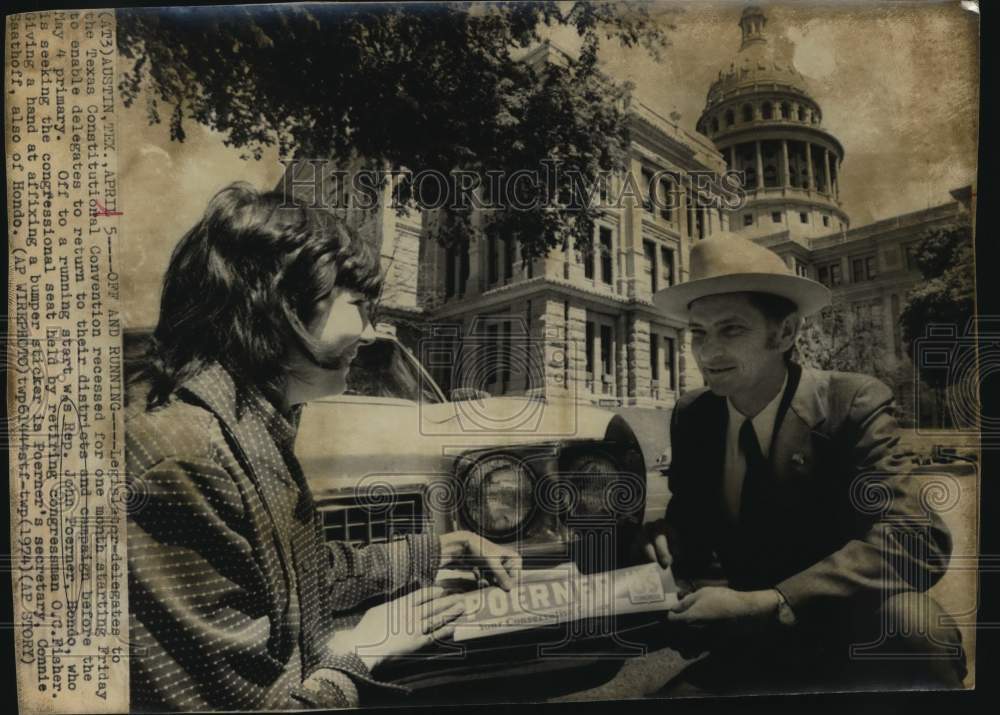 1974 Press Photo John Poerner and secretary putting bumper sticker on car, Texas - Historic Images