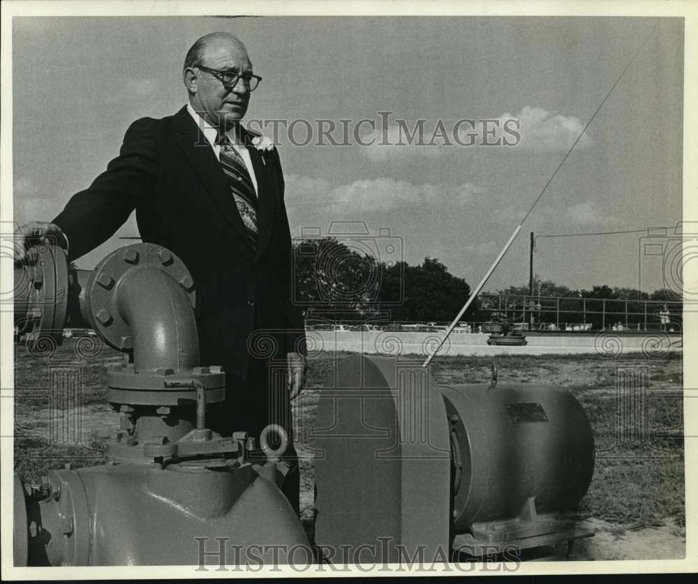 1973 Press Photo Odo J. Riedel at Cibolo Creek wastewater treatment, Texas - Historic Images