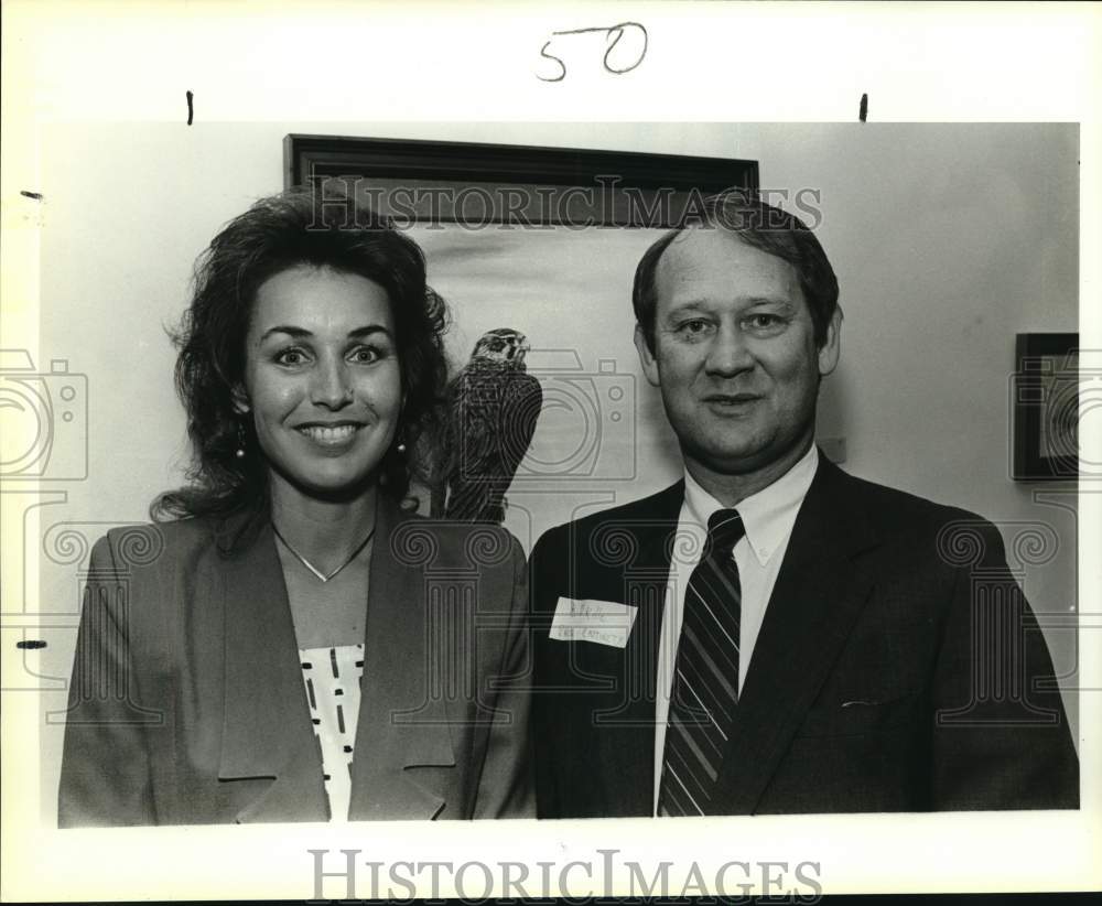 1986 Press Photo Artist Elizabeth Walsh and Bill Kille at art showing, Texas - Historic Images