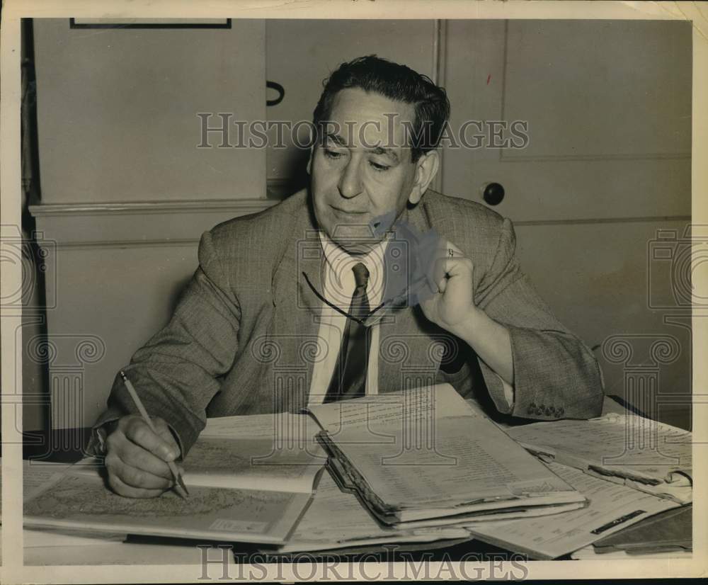 1958 Press Photo Elwood Rossi, Personnel Chief for San Antonio Symphony, Texas - Historic Images