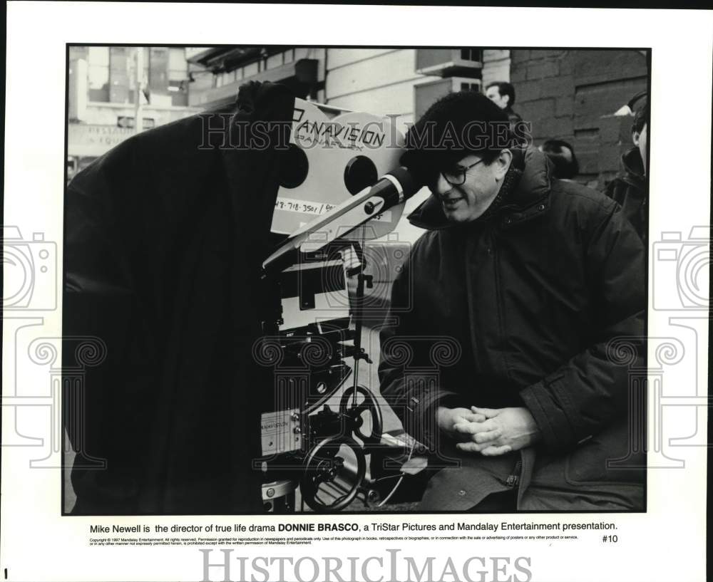 1997 Press Photo Mike Newell, director of true life drama Donnie Brasco. - Historic Images