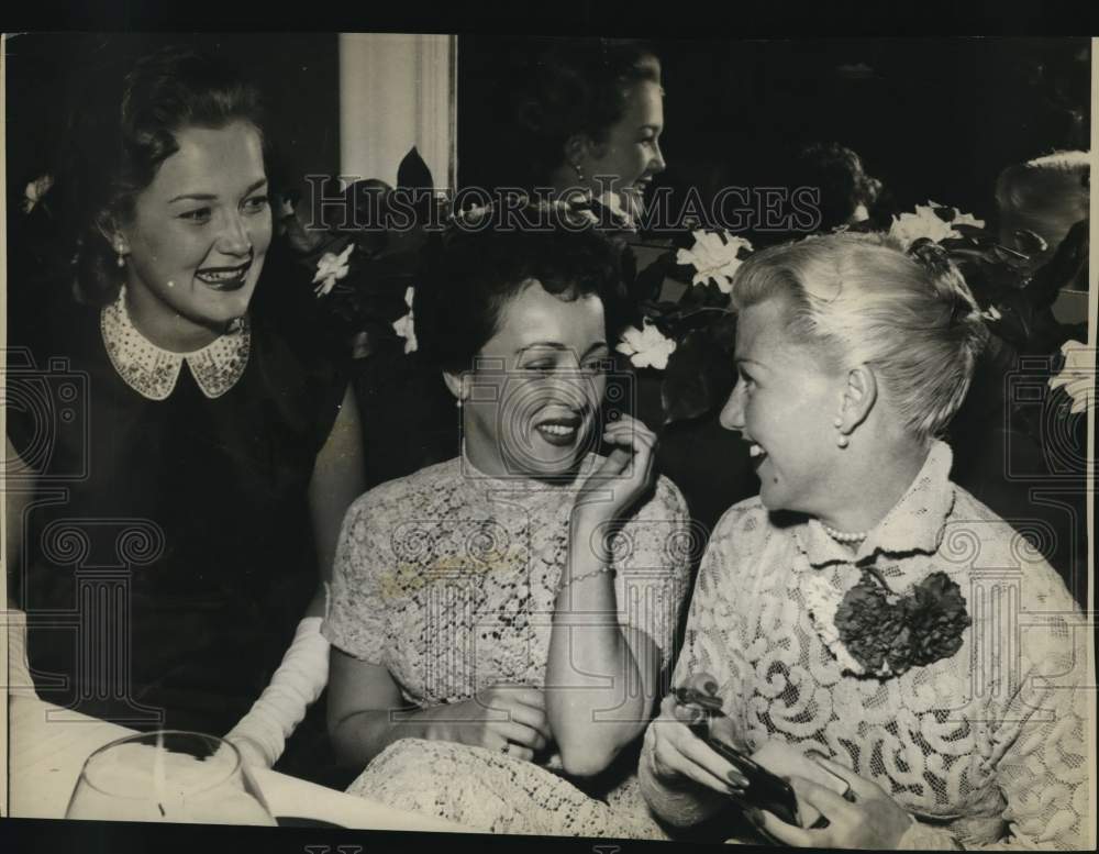 Press Photo Actress Lina Romay sitting at table visiting with ladies - Historic Images