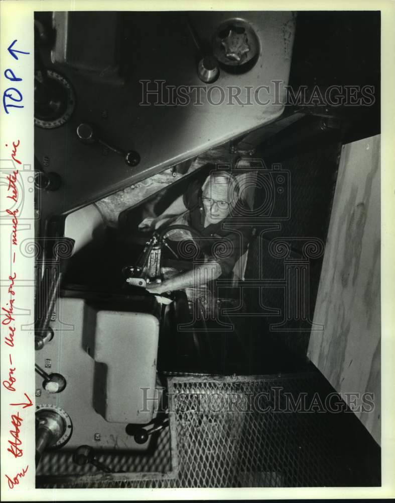 1990 Press Photo Andy Weiters, Express-News employee at Old Word Party, Texas - Historic Images